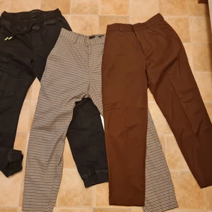 3 byxor storlek xs - 3 byxor storlek xs Svart byxa stl 28  Använd fåtal gånger det ser ut nästan i nyskick! 