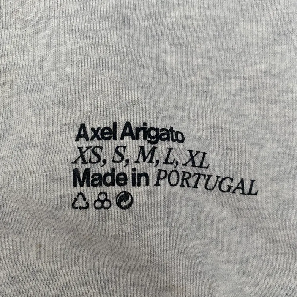 Säljer en Arigato Swearshirt, använd fåtal gånger, köpt på NK i Göteborg, kvitto saknas.  Kan fraktas!. Hoodies.