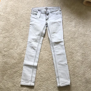 Oanvända ljusa jeans från Acne strl 28 - Helt oanvända jeans från acne med äkthetsbevis. Inte använt pga lite små för mig men annars supersnygga. Storlek 28. 🤍🤍