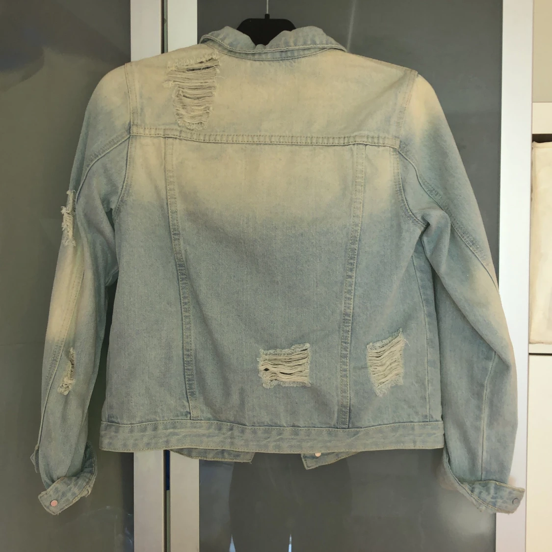 Jeansjacka med slitningar - 90