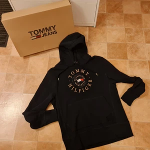 Tommy Hilfiger hoodie storlek S - Tommy Hilfiger hoodie storlek S Inköpt från deras hemsida Använd 2 gånger den är som ny  Kommer från Rökfri och Djurfri hem