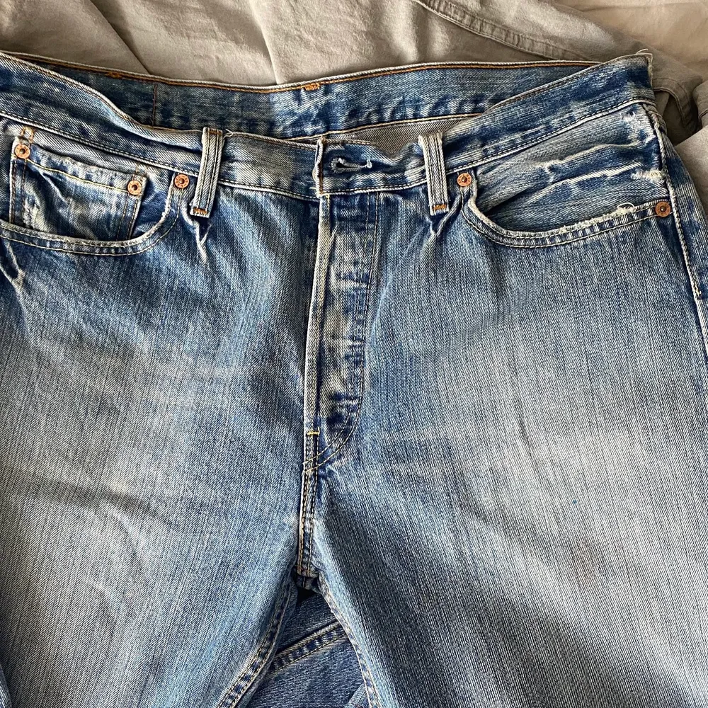 Dessa sjukt snygga Levis 501 jeans kommer tyvärr aldrig till användning så måste tyvärr sälja 😕 de är storlek W34 L36 men är mindre i storleken och passar mig som är 173 i längden om jag bär dem lågmidjat  🫶 TRYCK EJ PÅ KÖP DIREKT!. Jeans & Byxor.