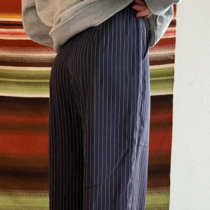 Nakd  - Raka och randiga kostymbyxor🦋