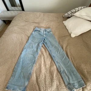 Carlings Jeans  - Ny pris 599kr, köpta för inte så länge sen passar inte riktigt mig i storleken bara testat dem. Dem är straight men sitter rätt så baggy. 