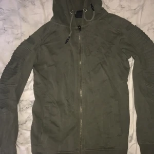 Tröja  - Tränings tröja med snygga detaljer på armarna 