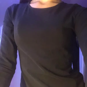 basic svart tröja  - svart tröja i storlek xs/xxs från lindex, knappt använt men köpt för något år sedan. säljer eftersom jag knappt använder den och vuxit ur lite