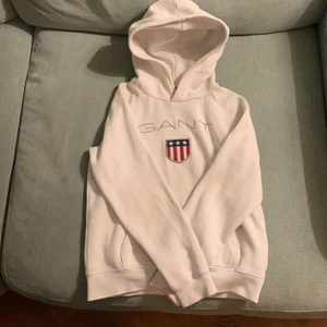 Gant hoodie  - Säljer nu min gant hoodie då den är för liten. Skick 10/10 inget fel. 300kr st eller båda gant hoodiesarna för 500kr. Strlk 146-152. Fraktar runt hela Sverige 