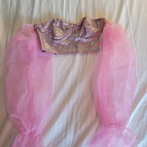 Rosa festtop strl S - Suuupersöt tröja jag tyvärr bara fått användning för en gång. Har klippt ut bystkupan, därför det billiga priset 😋. 