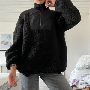 Zip up tröja - En mjuk svart zip up Teddy tröja! Säljs då den ej används men jättesnygg att styla! 🗣