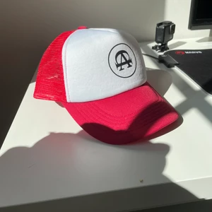 Allcap1 keps royal red - Helt oanvänd keps  Säljer för att det inte var något för mig  Bud från 500 och uppåt 
