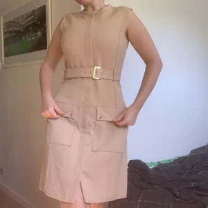 Lyxig cocktaildress - Center of attention i den här fina cocktaildressen!! Nude med gulddetaljer. Om du ska gå ut på event eller med dina kompisar är den här perfekt💕💕 Jag är storlek S och 166 cm och den passar mig perfekt! 