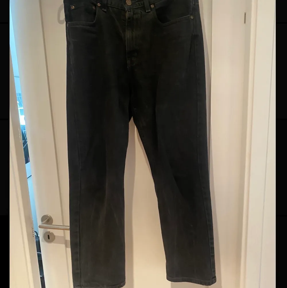 Svarta vintage jeans i en washed färg.  Dem är lite bredare och även raka i benen. . Jeans & Byxor.