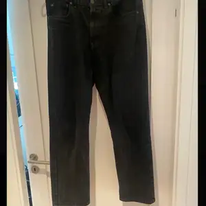 Svarta vintage jeans i en washed färg.  Dem är lite bredare och även raka i benen. 