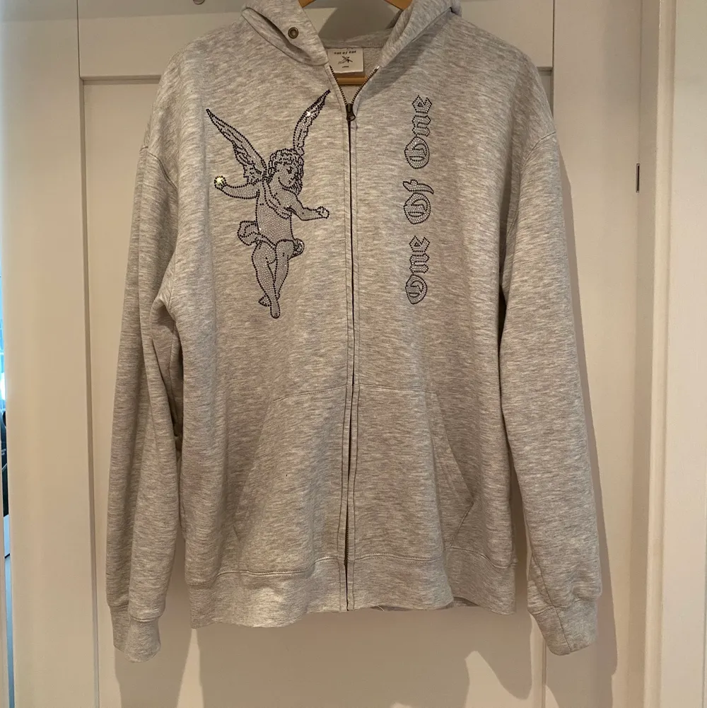 One of One hoodie, slutsåld. Bra skick och sällan använd med alla rhinestones kvar. Den är i storlek L men är inte särskilt stor i storleken. Ziphoodie. Hoodies.