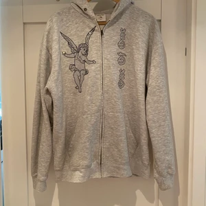 One of One Hoodie - One of One hoodie, slutsåld. Bra skick och sällan använd med alla rhinestones kvar. Den är i storlek L men är inte särskilt stor i storleken. Ziphoodie