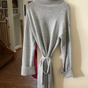 Stickad klänning  - Perfekt klänning till kyligare väder från vila i storlek M🤩 Pris går att diskutera!🥰