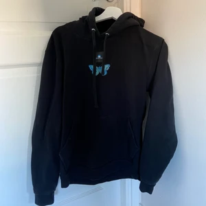 The cool elephant hoodie - Säljer en hoodie från the cool elephant som inte längre kommer till användning! Skicket är bra förutom att trycket på ryggen blivit lite slitet från tvätten 😊 den är i väldigt bra skick och passar XS-S