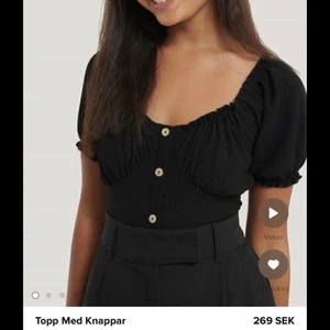 Tshirt från nakd - Gullig tshirt från nakd med knappar i storlek xs. Köptes för 269 på nakd och är knappt använd. Skriv privat för fler bilder. Köparen står för frakten💕