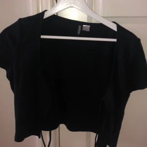 ”Kofta”  - Man kan knyta denna ”koftan” den e ganska kort, nästan helt oanvänd