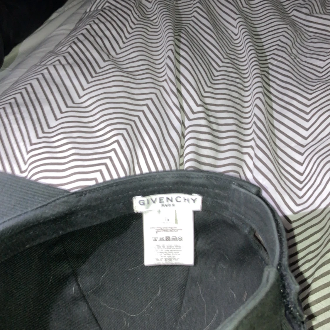 Säljer Givenchy Keps ge bud och skriv vart ni kan mötas isåfall - 90