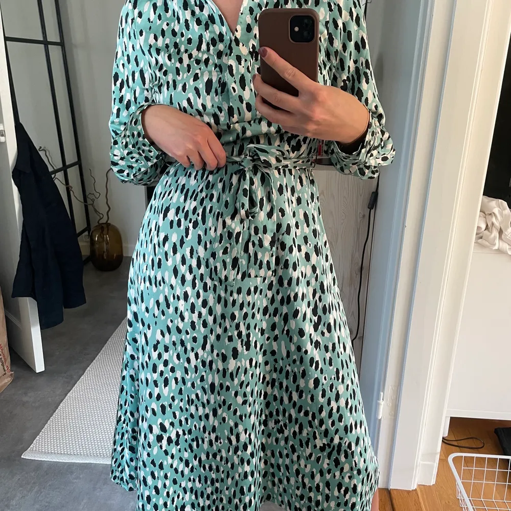 En superfin klänning från H&M i storlek 36. Knappt använd så i fint skick! . Klänningar.
