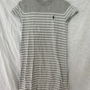 Ralph lauren klänning  - En ramp lauren klänong. Storlek S. Bomulls material. Använd fåtal gånger. Har två säljer därför den ena. Går till knävecken. Super skön.