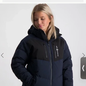 Sail racing jacka - Säljer min sail racing jacka. Köptes från kbs för 2999kr säljer nu för 2500 då den knappt är använd. Strl 150 skulle säga att den är en xs. Skriv för frågor💓💓