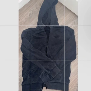 Hoodie - En jättefint och skönt hoodie som har knappt använd. Passar på S också