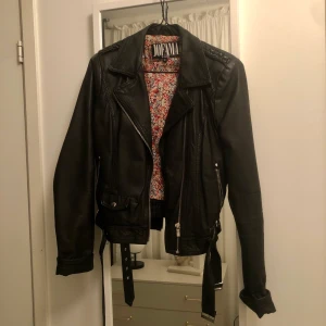 Skinnjacka Jofama by Kenza  - Säljer min skinnjacka i nyskick från Jofama by Kenza. Storlek 36.  Finns att hämta på söder i Växjö. 