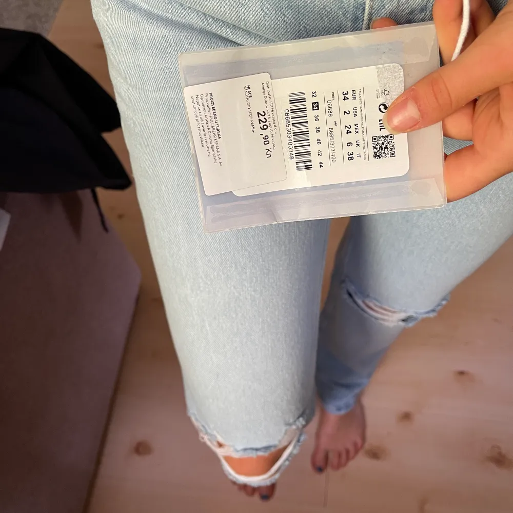 Raka jeans från Pull & Bear. Specifikation: lågmidjade, ljus tvätt och slitna. De är helt oanvända med prislappen kvar. Köpte för 229 Kuna i Kroatien vilket motsvarar ca 350 svenska. . Jeans & Byxor.