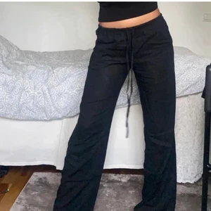 Hm svarta linnebyxor  - Säljer mina svarta linnebyxor, köpta här på Plick men säljer dem igen för det är inte riktigt min stil längre. Skirv för fler bilder eller frågor!💕(lånade bilder) 