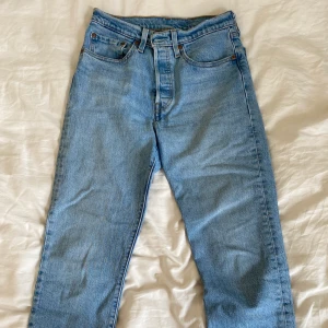 Levis jeans 501 - Jeans från Levis. Köptes på Sellpy, varsamt använda och hela. Skriv vid frågor!🥰