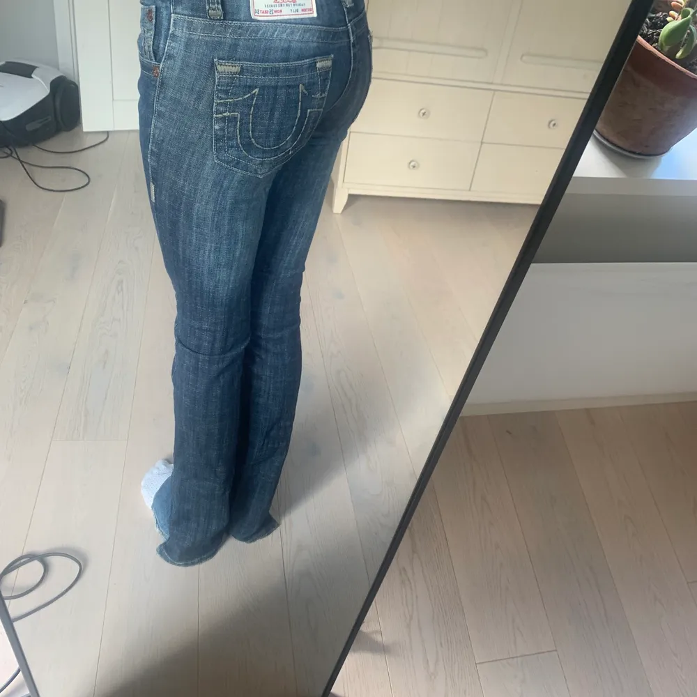 Säljer mina assnygga, lågmidjade, mörkblå True Religion jeans i storlek 25/xs/s! de var skinny från början men har sytt om dem så nu är de bootcut typ! säljer då de tyvärr blivit för små på mig, men de är jättesnygga och i bra skick! 350kr + frakt 💘. Jeans & Byxor.