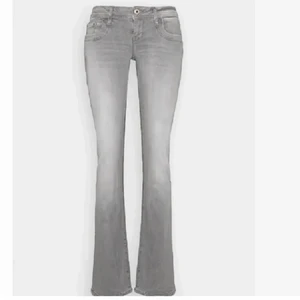 Ltb valerie jeans - Säljer dessa då de tyvärr är lite små och därför inte används så mycket. Byxorna är i storlek W25L30 men jag har sprättat upp de längst ner (se bild) så att de snarare liknar en längd L32, vilket är det jag vanligtvis brukar ha💘💘 köp direkt för 850kr!