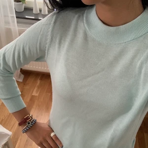 Stickad tröja  - Super fin stickad tröja i en as najs blå/turkos färg💙 använd ett fåtal gånger och är i super fint skick😚strl XS men passar mer som S❣️