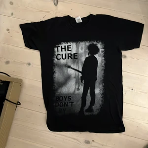 Band T-shirt  - The Cure band t shirt köpt på punkt shop! Skicket är 9/10 och tar bara Swish och möts bara i sthlm( vet ej hur man fraktar så ifall du vill ha den så får du lära mig hur man fraktar och betala frakt ;) )