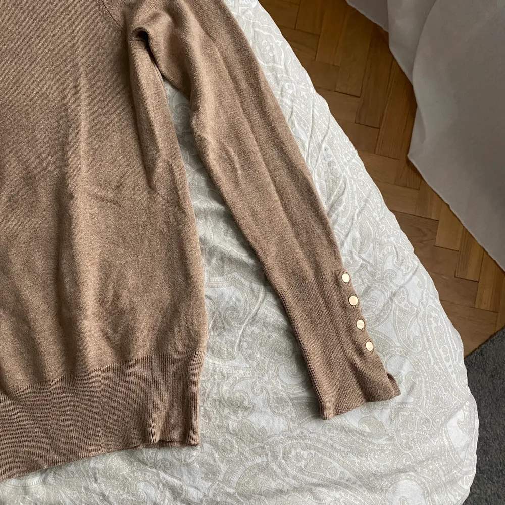 Beige tunt stickad tröja med knappar på ärmarna från zara. Den har tyvärr blivit för liten för mig. Fint skick och passar till mycket. Säljer likadan i svart.. Stickat.