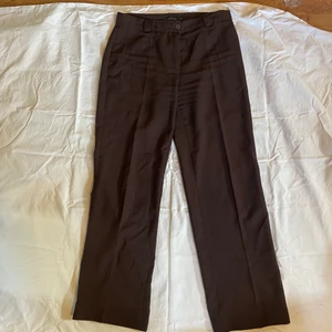 Bruna kostymbyxor  - Bruna kostymbyxor med ränder. Storlek 40. 75kr + frakt 