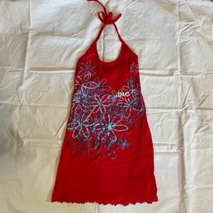 Halterneck klänning - Jättefin halterneck klänning. Är ganska säker på att det är fake D&G  Storlek XL i barnstorlek men passar XS-M beronde på hur lång man är. Den är för kort för mig som är 178cm 75kr + frakt 