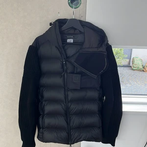 Cp company jacka - En riktigt skön höst/vinterjacka cond 9/10 nästan helt nu använd fåtal gånger. 