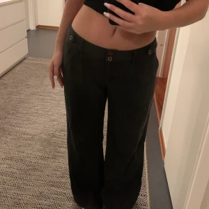 Low waist kostymbyxor M - Jättesnygga kostymbyxor köpta secondhand. low waist och passar perfekt på längden för mig som är 160 :P knapparna är lite lösa men kan lätt fixas. Köparen står för frakten! Tryck inte köp nu! De är uppsydda så det går att göra längre <3