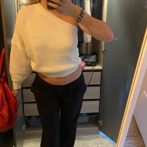 Vit stickad tröja  - Snygg och modern stickad enärmad tröja köpt på byanastasia för 2 år sedan. Den finns alltså inte kvar på hemsidan. Endast använd en gång. 200+frakt