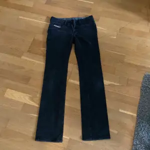 Ett par diesel jeans min mamma hade när hon var i min ålder. Vill veta vad folk skulle kunna ge för sånna hära jeans modelen är (ronhy diesel jeans) 