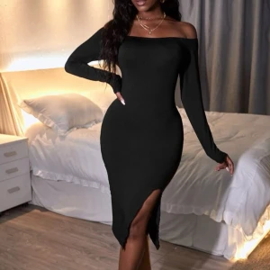 Svart klänning i storlek M - Svart off shoulder klänning