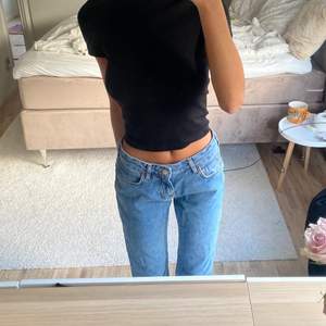 Helt oanvända jeans från bikbok!! I modellen low straight!! Jag är 170 lång