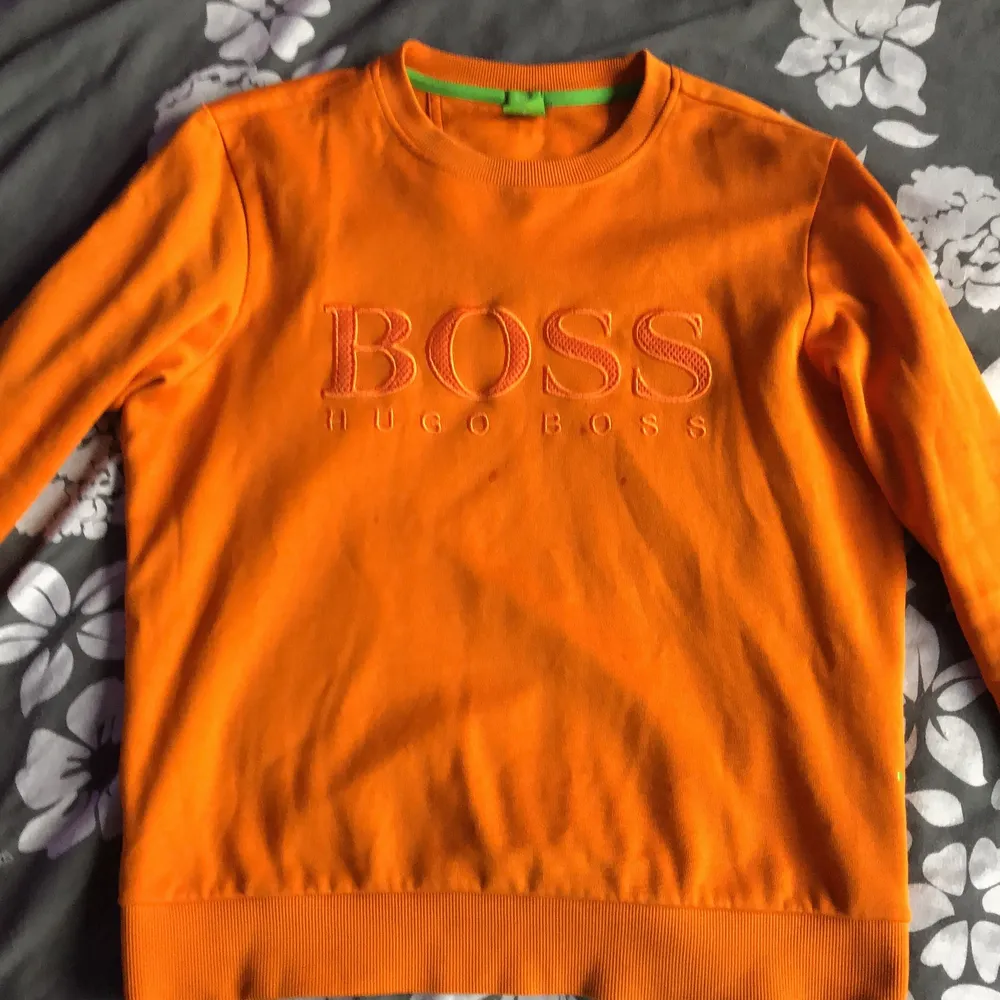 Orange Hugo boss tröja . T-shirts.