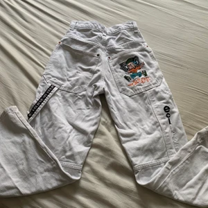 jeans med tryck - snygga vita jeans med tryck, skulle säga att det är storlek 26/32 något sånt. lappen är tyvärr av. fixk av en kompis. fint skick inga defekter vad ögat kan nå! baggy passform