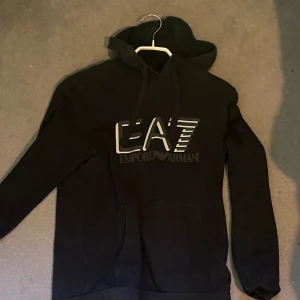 Ea7 Armani  - Jag säljer en Ea7 Armani hoodie i stlk S, Säljer pga av att jag ej använder den längre