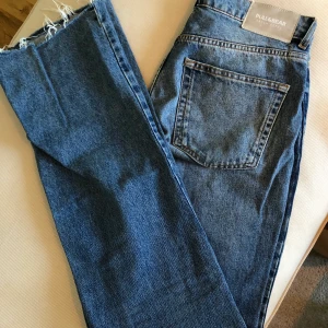 Pull&Bear jeans - Ett par blå raka jeans från Pull&Bear. Slits nere vid foten, slitningar på knän och ficka. Använt skick. Storlek 40, långa i benen.