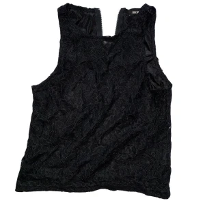 Svart spetstopp från Bik Bok - Säljer denna coola svarta spetstopp i superskick från Bik Bok i storlek XS. Jag är en S och kan ha den men den sitter ganska tajt på mig. För mer frågor om storlek, frakt m.m. så tveka inte på att höra av dig!🌱